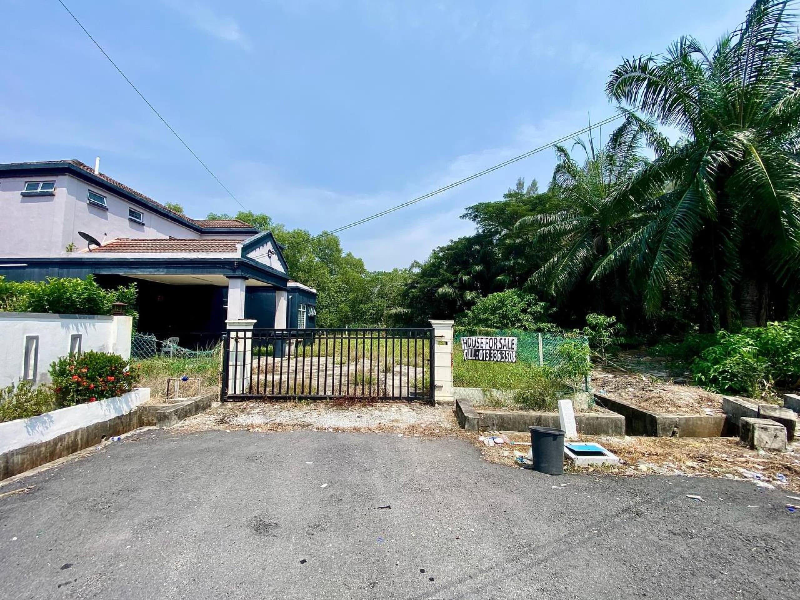 Double Storey End Lot Bungalow Freehold Open Title Huge Land Tasik Angsana - Image 1