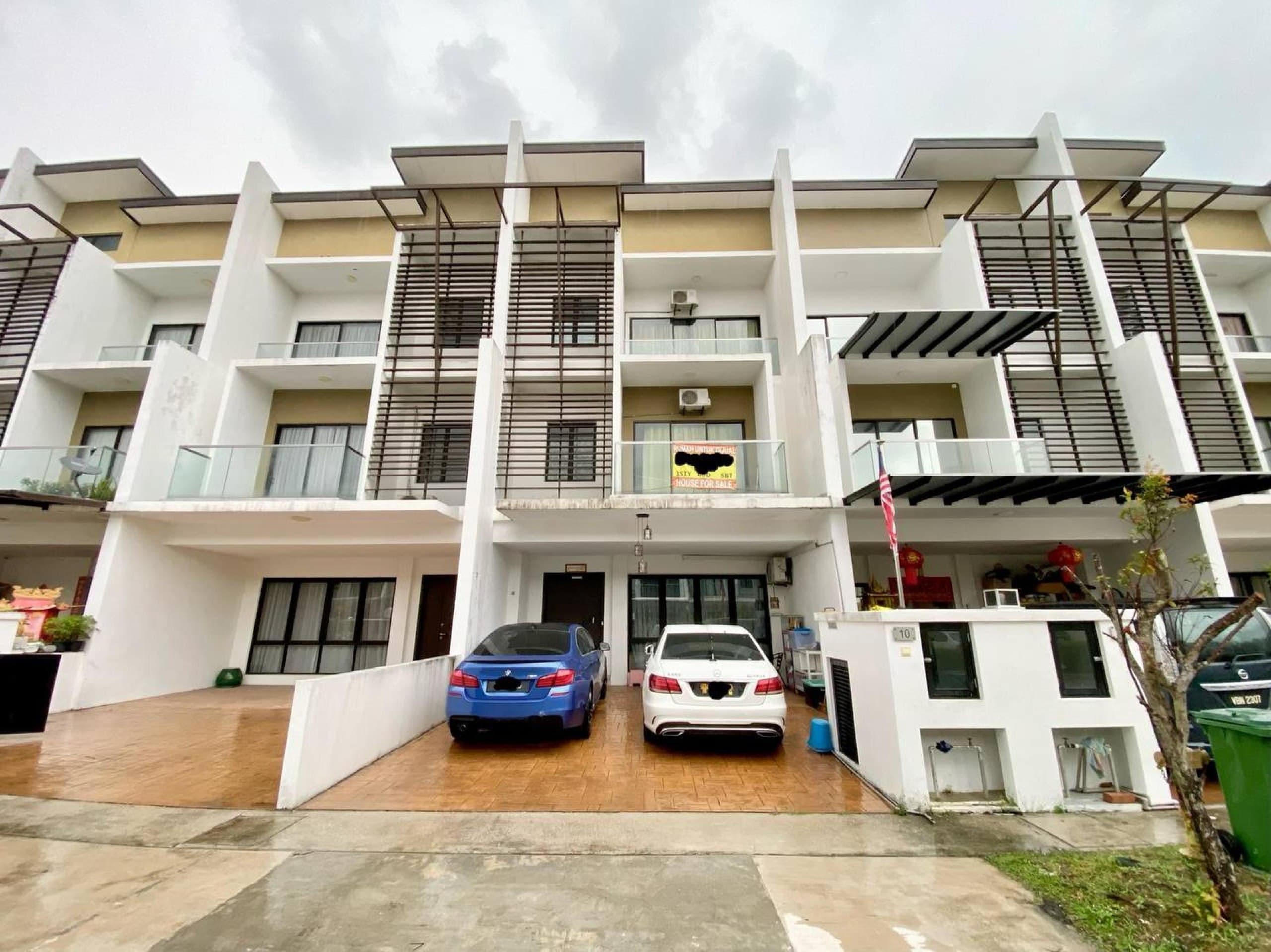 Renovated Near Aeon Rawang 3 Storey Superlink Terrace House Anggun 3 - Image 1