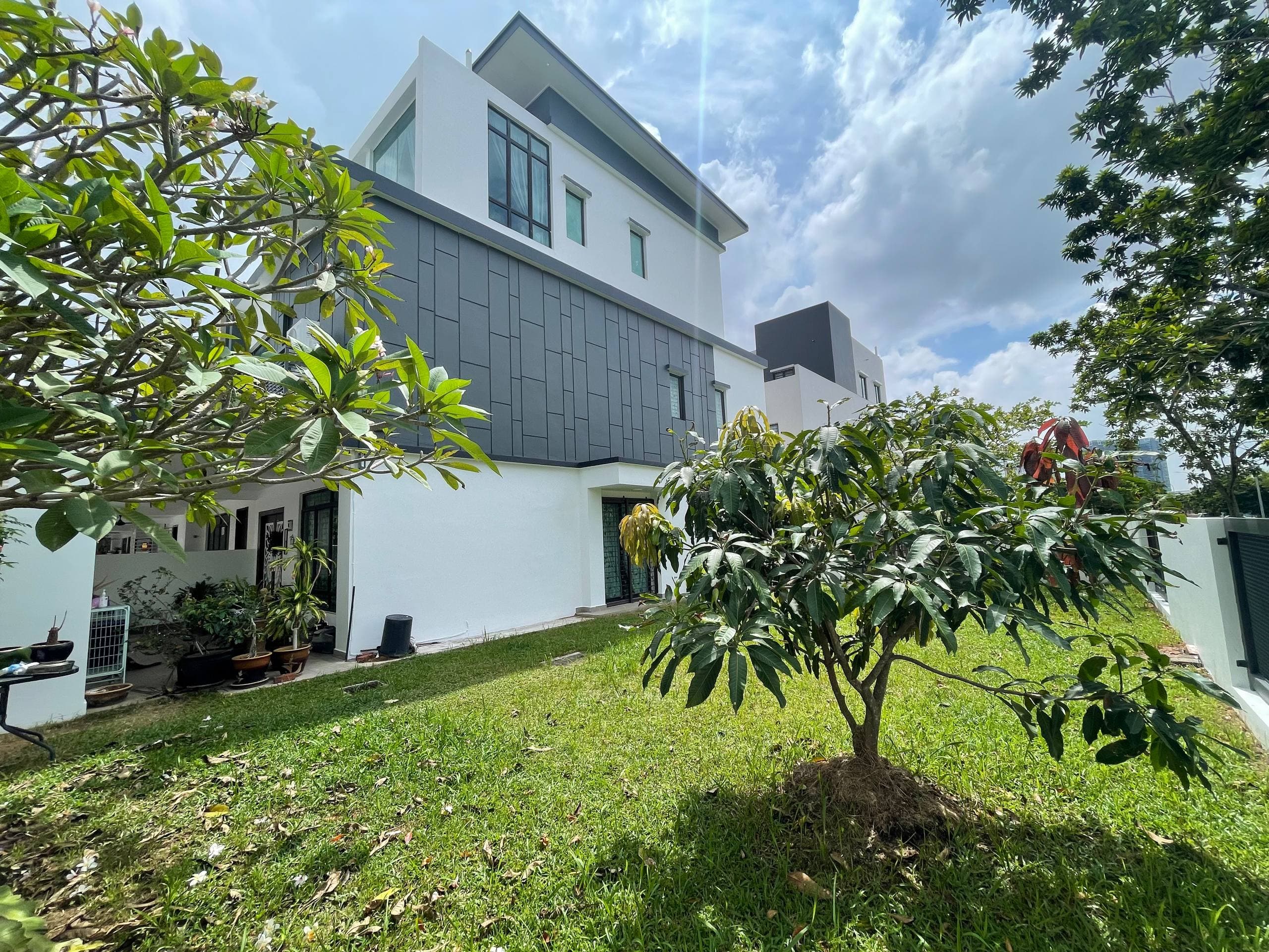 Freehold Corner Unit 3 Storey Link House Type Fusca Setia Utama Setia Alam - Image 1