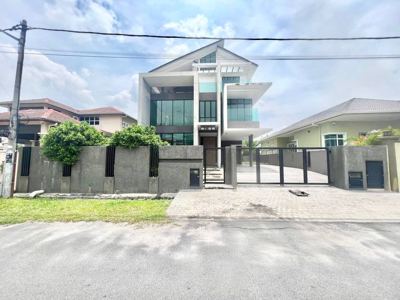 2.5 Storey Bungalow Taman Universiti Bangi - Image 1