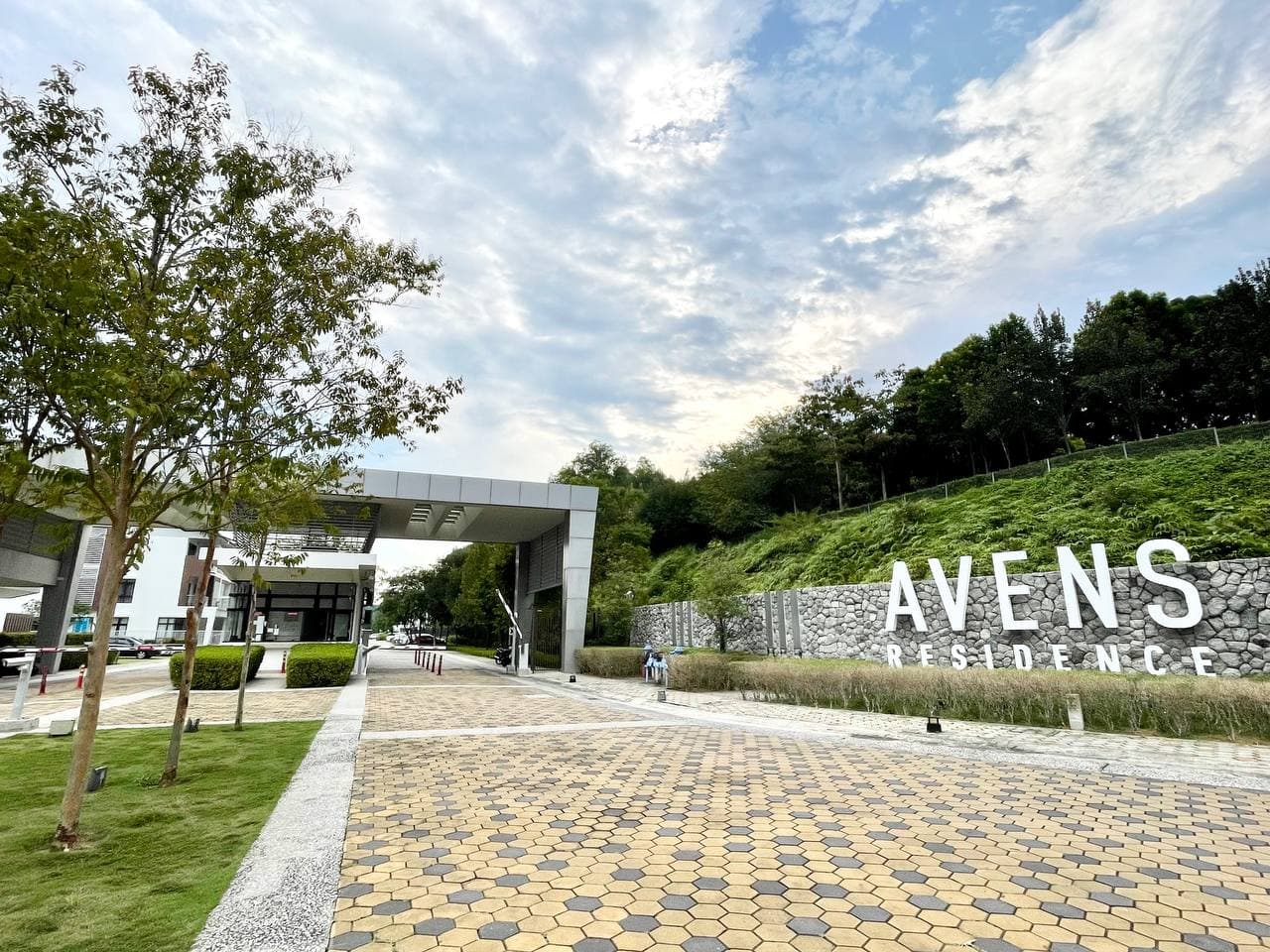 Facing Open 25 Storey Terrace Avens Residence Southville City Bangi - Image 1
