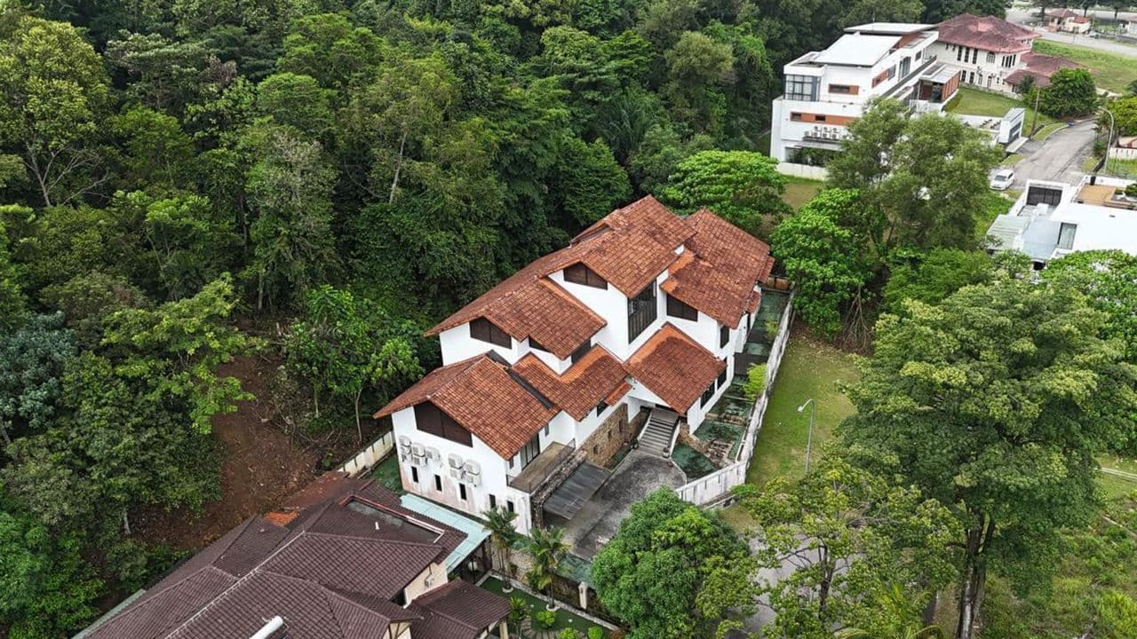 Luxurious 10-Bedroom Balinese Bungalow with Pool in Kota Damansara - Image 1