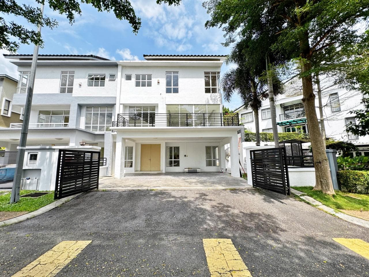 End Lot Facing Open 2.5 Storey Semi D Saujana Villa Kajang