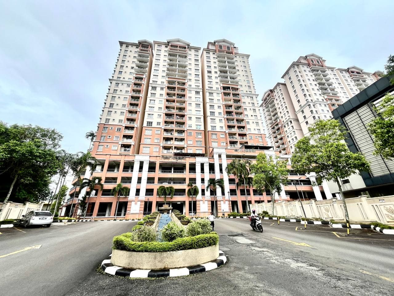 Fortune Park Serviced Apartment, Seri Kembangan FACING LAKE - Image 1