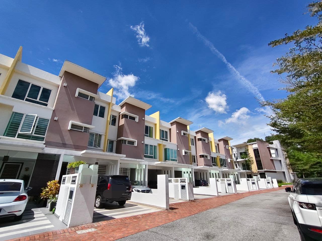 1.5 Storey Superlink 24x90 Townhouse Aqua Villa Seksyen 7 - Image 1
