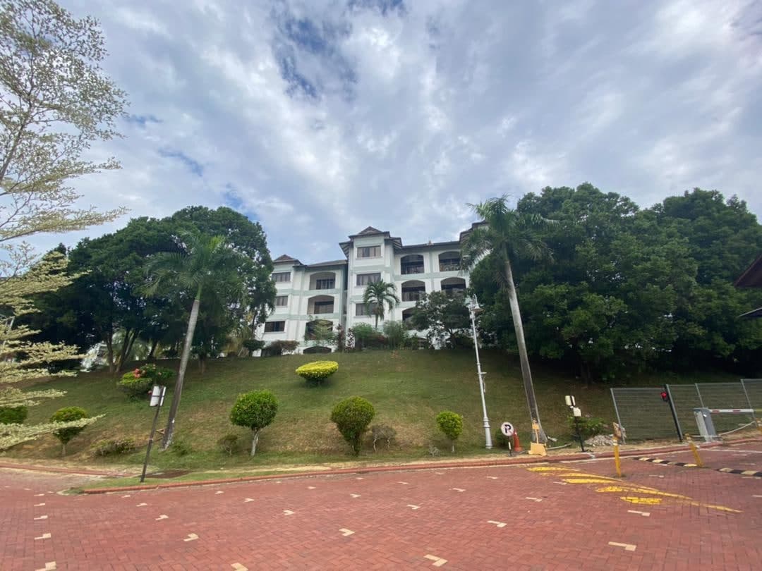 Super Spacious Unit Cyber Heights Villa Balcony Facing Lake Unit - Image 1