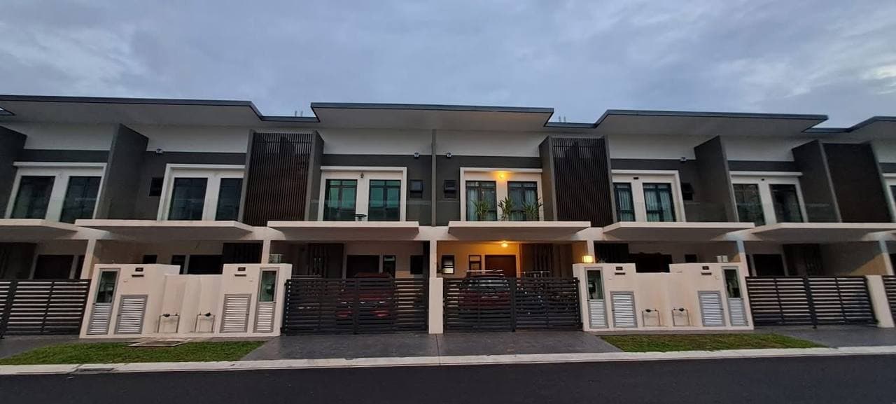 Freehold Gated Teres 2 Tingkat One Park, Semenyih - Image 1