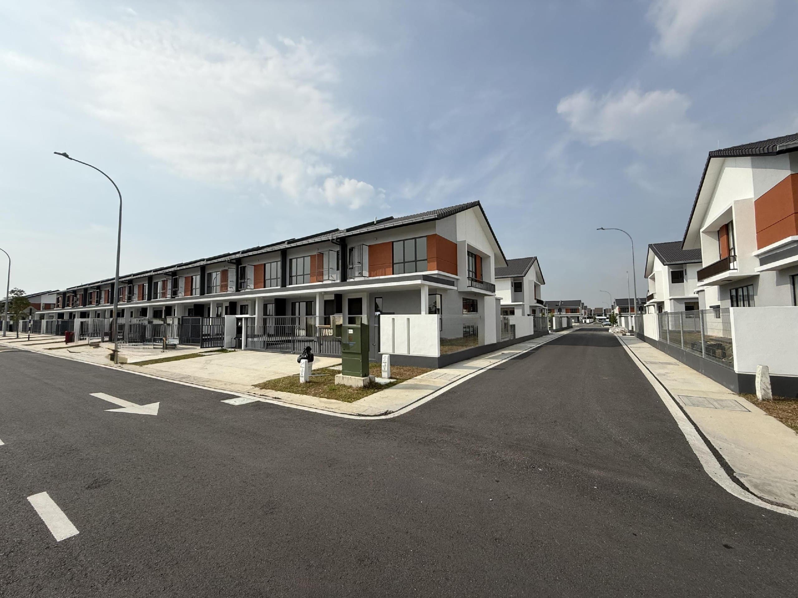 End Lot Double Storey Terrace Casira 3 Bandar Bukit Raja, Klang - Image 1