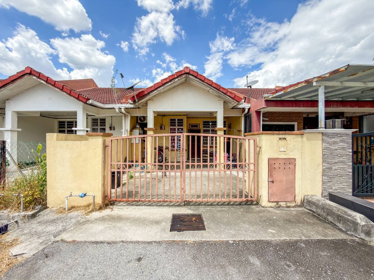 Single Storey Terrace, Taman Dato Demang, Seri Kembangan - Image 1