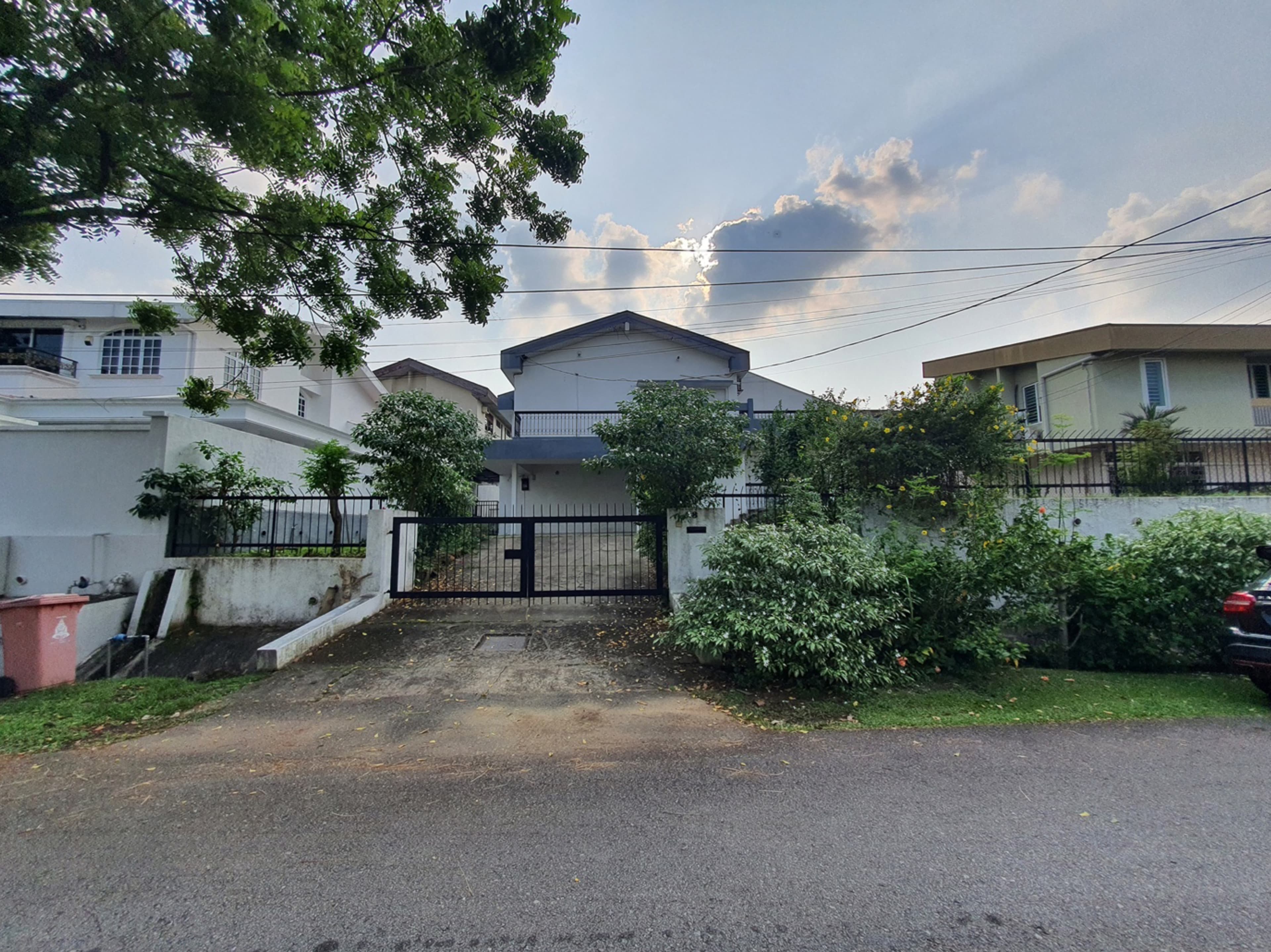 Bungalow Facing East With Huge Extra Land Nearby to Shops - Image 1