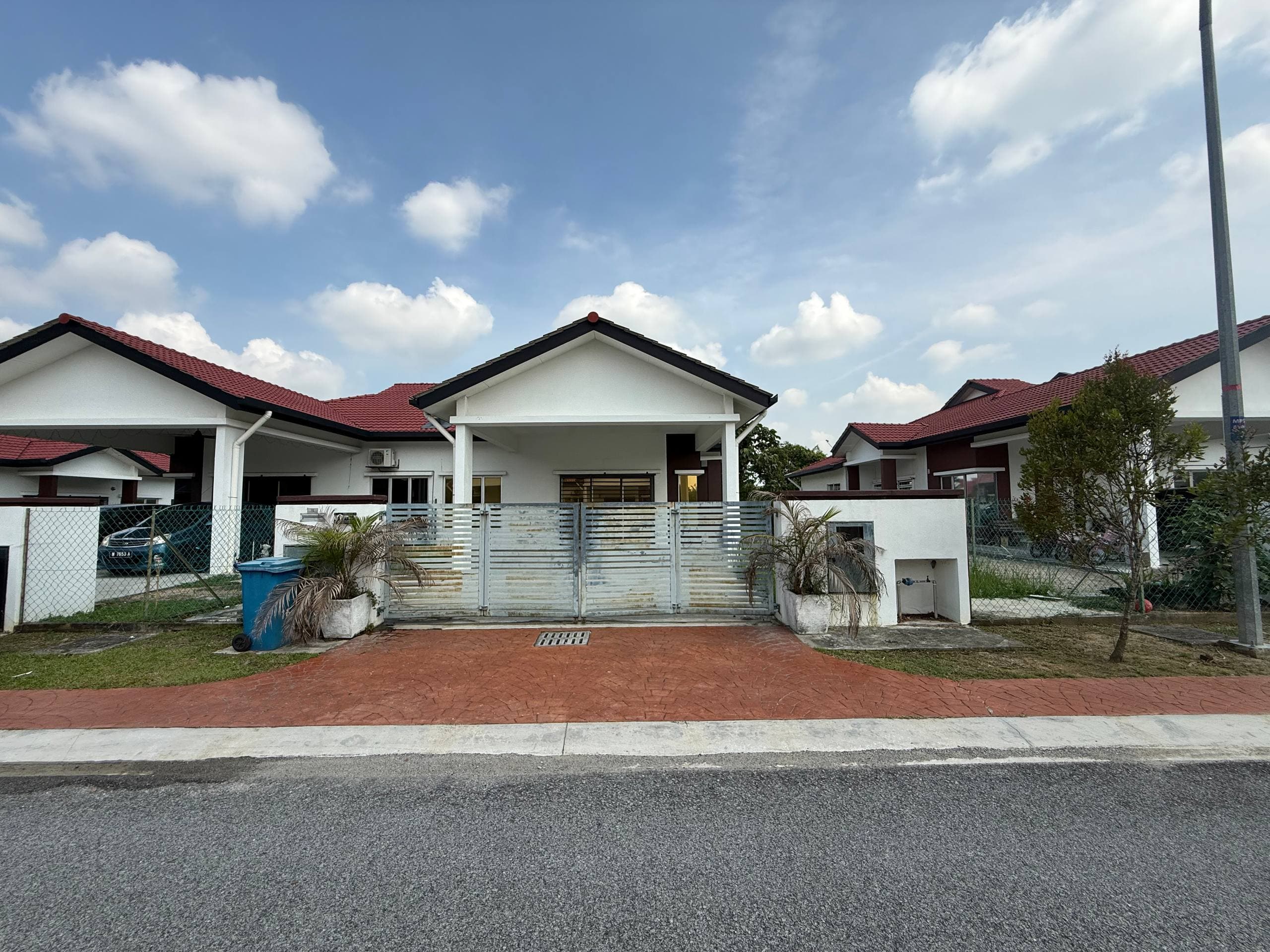 Single Storey SEMI-Detached Taman Mawar 2 Seksyen 29 Kg Lombong - Image 1