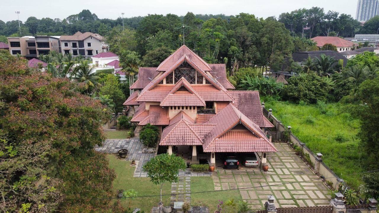 2 Storey Boutique Home, Bali Style Bungalow Country Heights