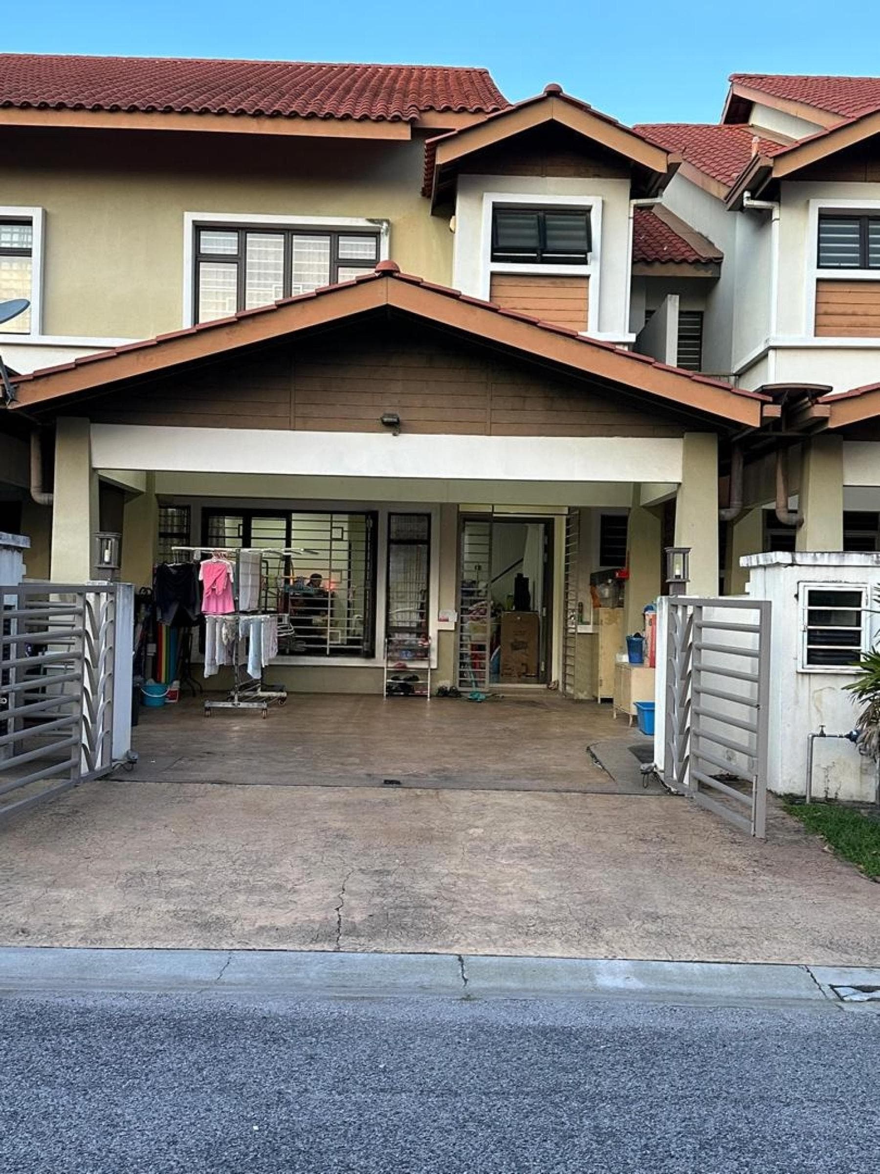 Extended, Facing Open 2sty House at Jalan Tun Teja, Alam Impian - Image 1