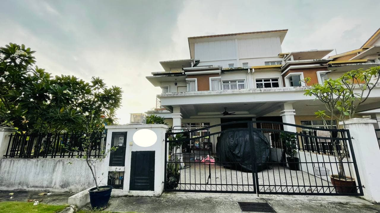End Lot Renovated 2.5 Storey Semi-D House, Taman Kipark Puchong