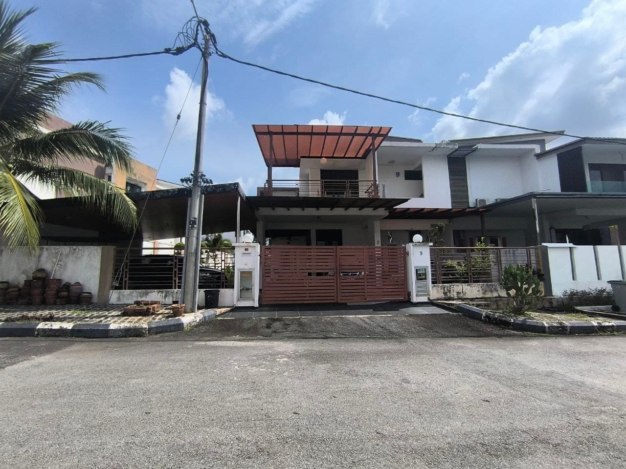 Double Storey Terrace,Taman Kota Perdana, Bandar Putra Permai, Seri Kembangan, - Image 1
