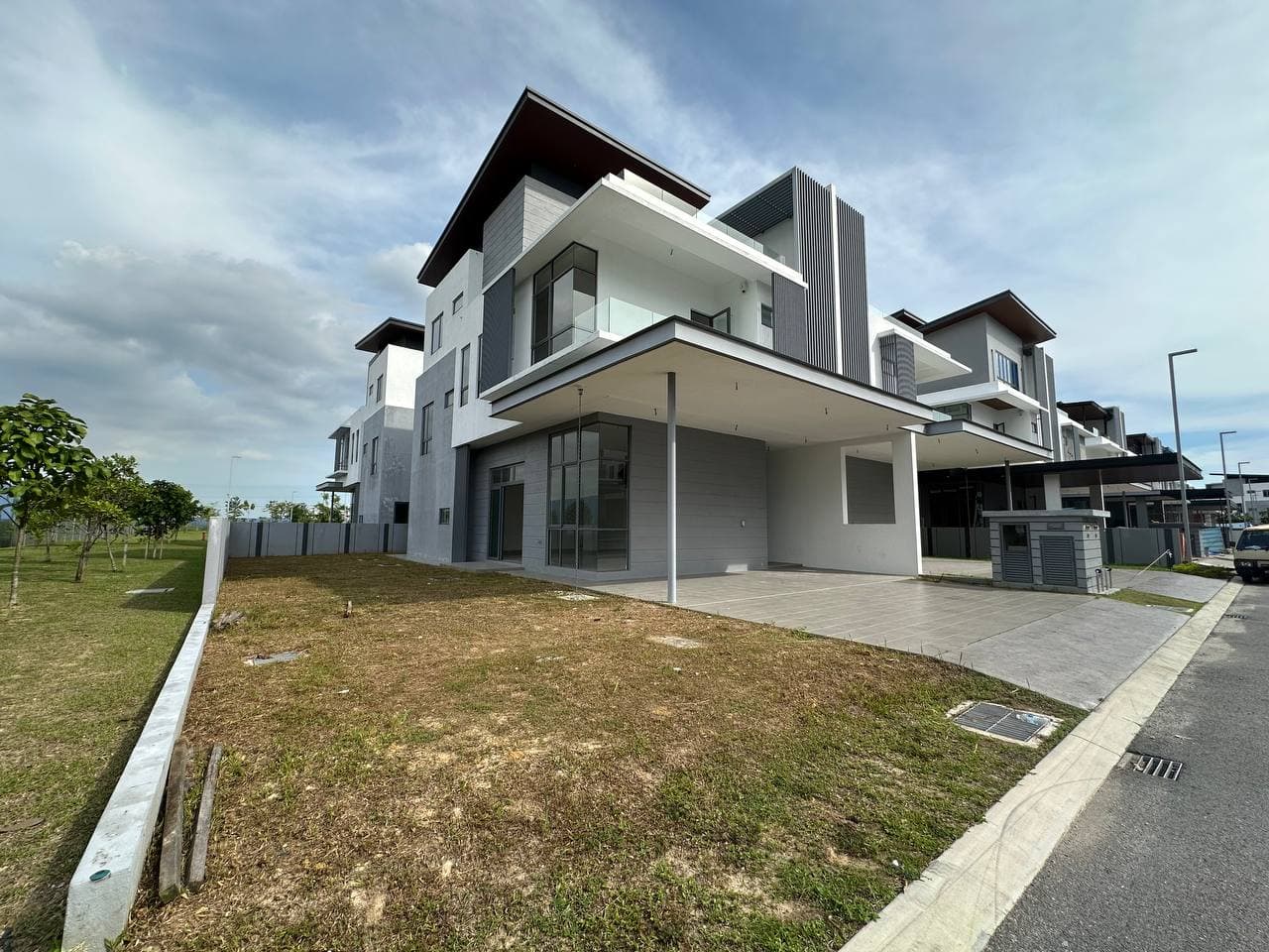 3 Storey Semi-D Broadleaf Residences - Image 1