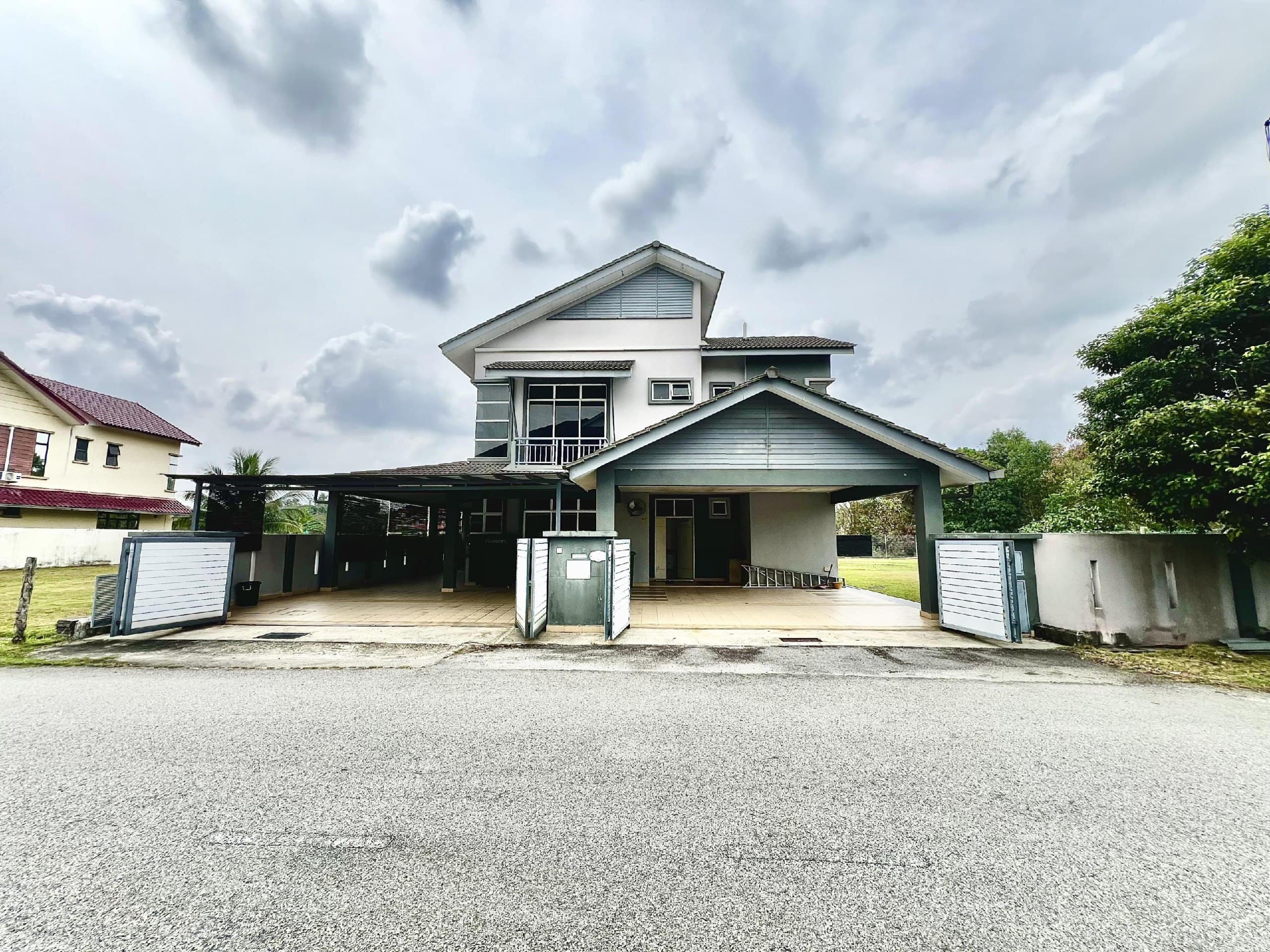 HUGE Corner Lot 2 Storey Bungalow Taman Anjung Ixora Bandar Baru Salak Tinggi - Image 1