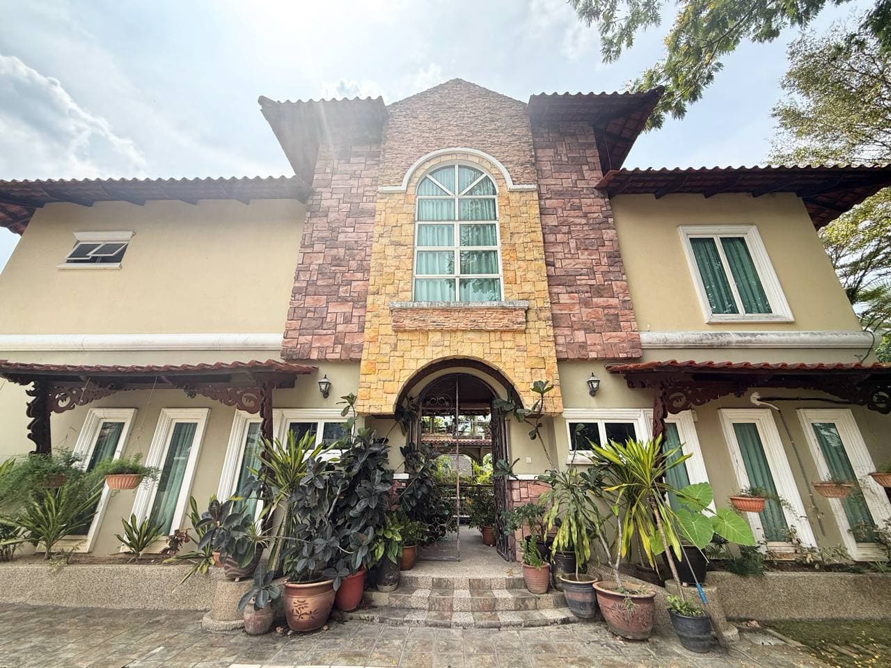Spanish Concept Luxury Bungalow Corner Lot in Golf Resort