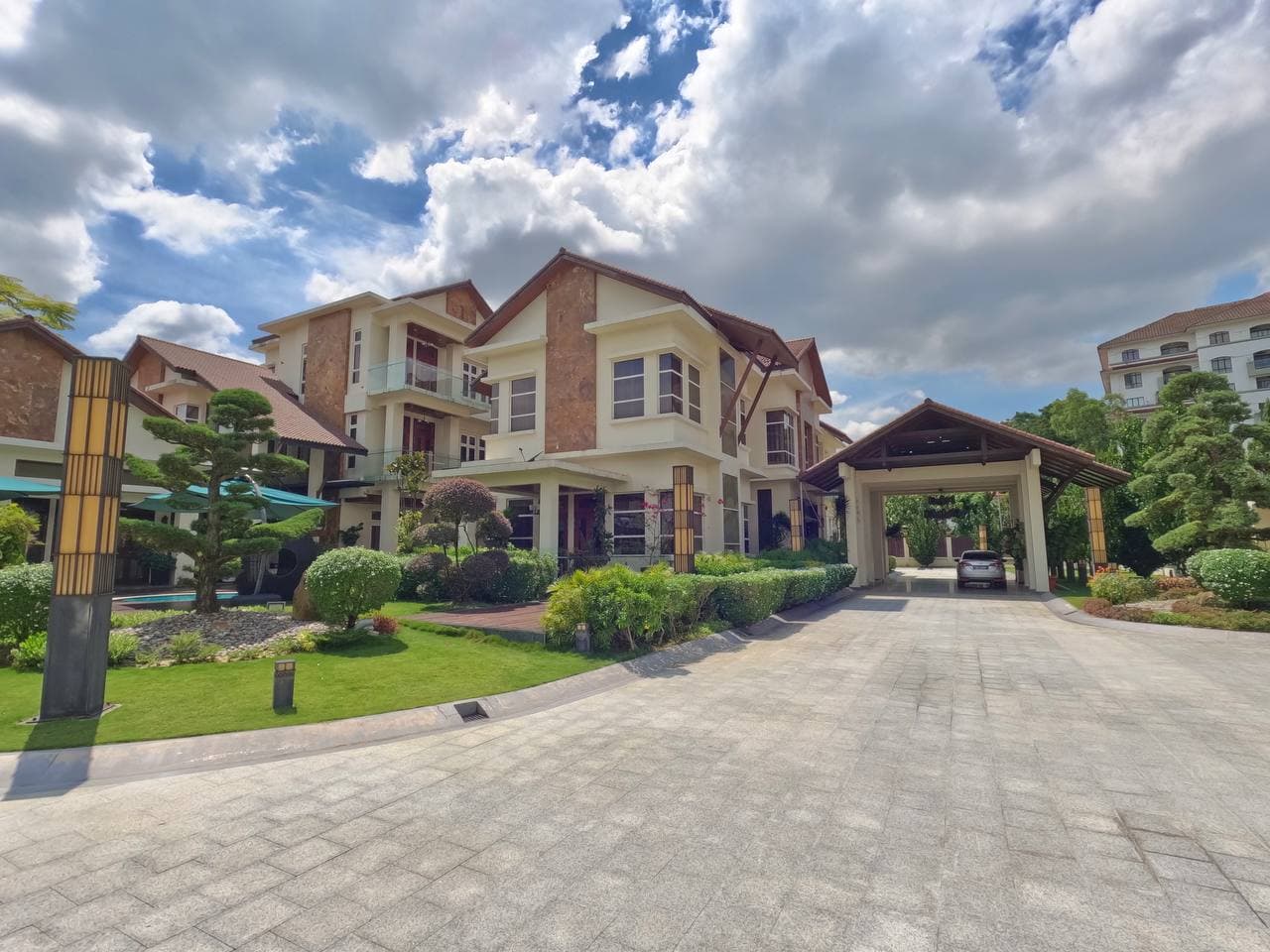 Beautiful 3 Storey Mansion House Seksyen 9, Shah Alam