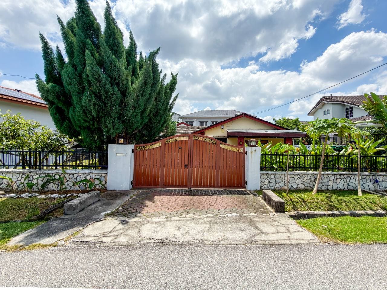 Single Storey Bungalow, SS1 Kampung Tunku, Petaling Jaya - Image 1