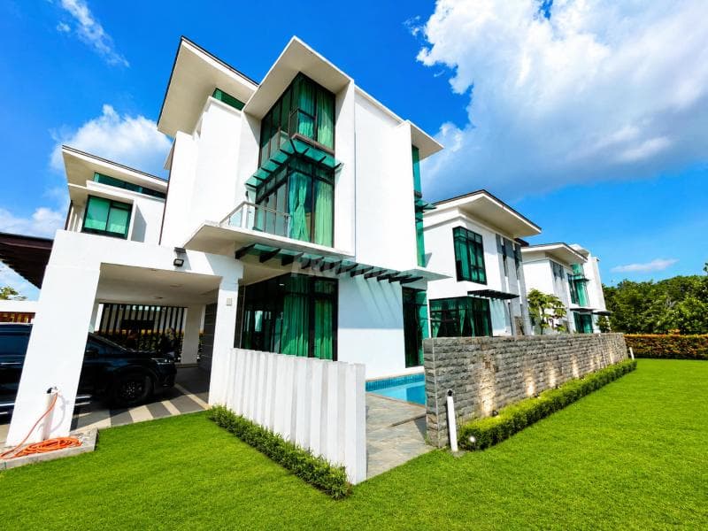 Exclusive Freehold 3-Storey Corner Bungalow with Private Pool in Presint 8, - Image 1