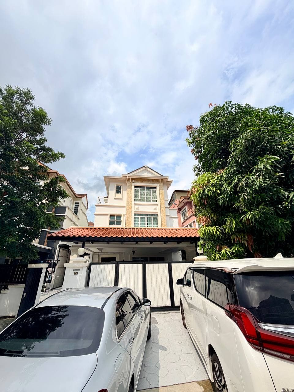 Bungalow Le Putra Avenue Bandar Putra Permai, Seri Kembangan - Image 1