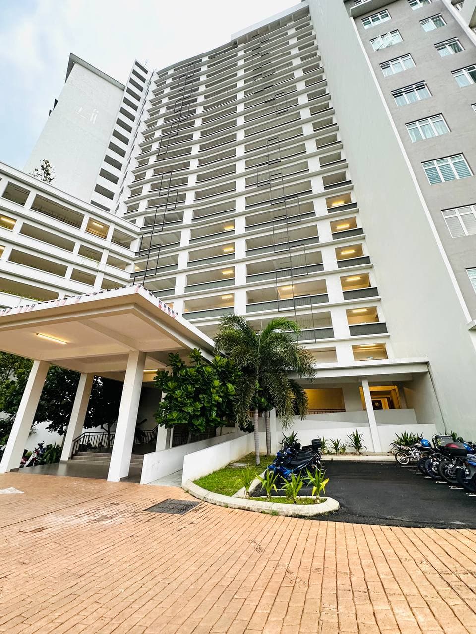 Partly Furnished Seroja Hill Condominium, Salak Tinggi, Sepang Facing Swimming - Image 1