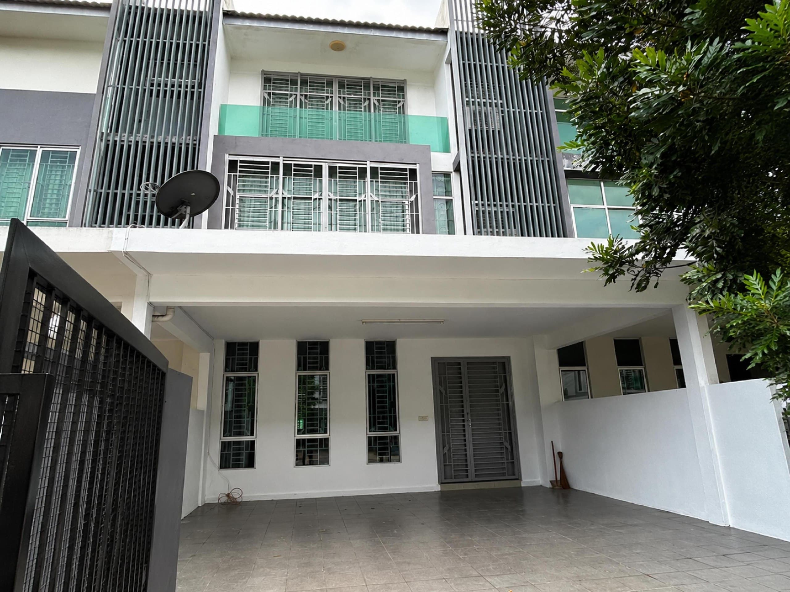 3 Storey Terrace Bangi Avenue, Seksyen 7, Bangi