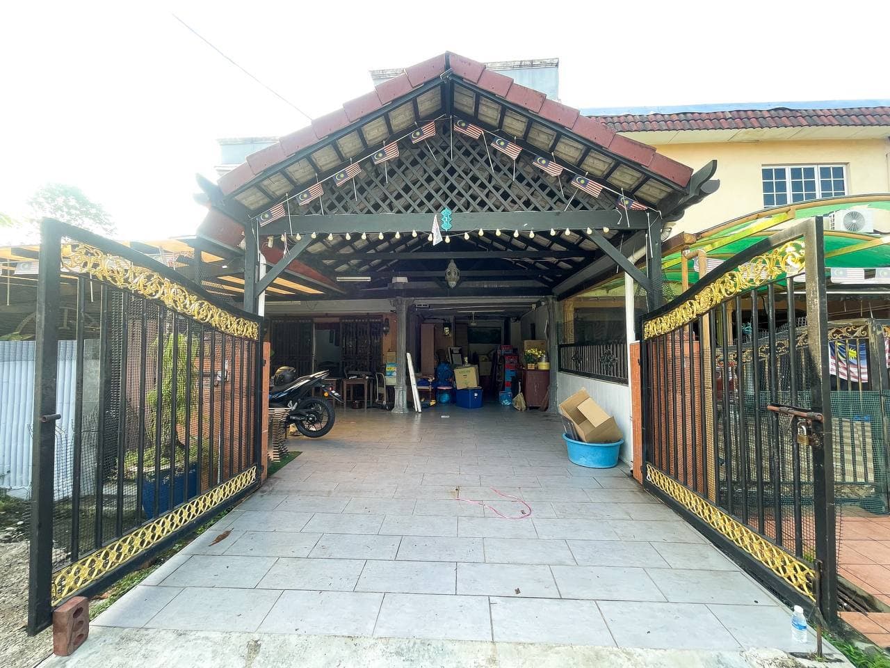 Corner Lot Double Storey House Jalan Limau 44H Seksyen 4 Shah Alam - Image 1