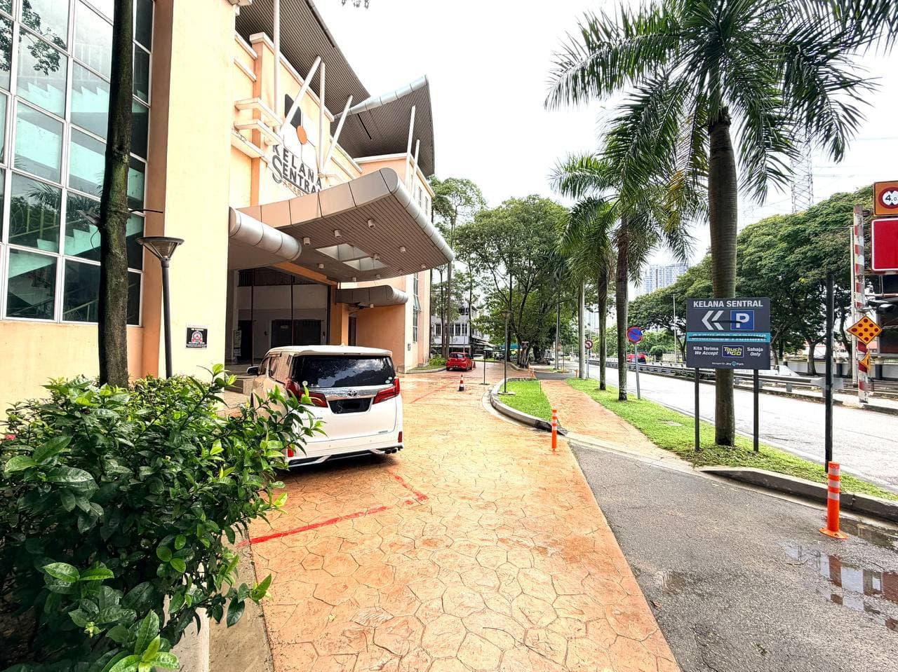 Kelana Sentral Serviced Apartment Petaling Jaya - Image 1