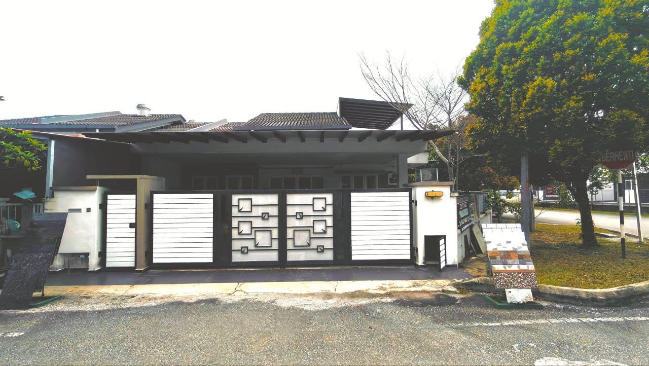 CONNER LOT RENOVATED - 1 ½ TERRACE HOUSE BANDAR PUTERA 2 Ruby KLANG