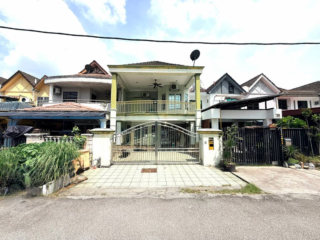 Double Storey Terrace Intermediate House Jalan Layar 19 Seksyen 19 Shah Alam
