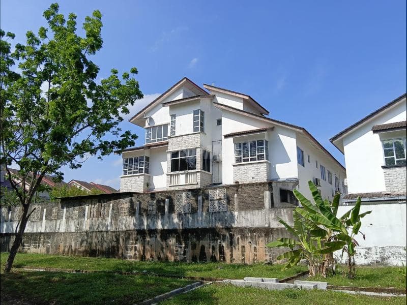 Rare End Lot 2.5-Storey Terrace in Bandar Nusaputra