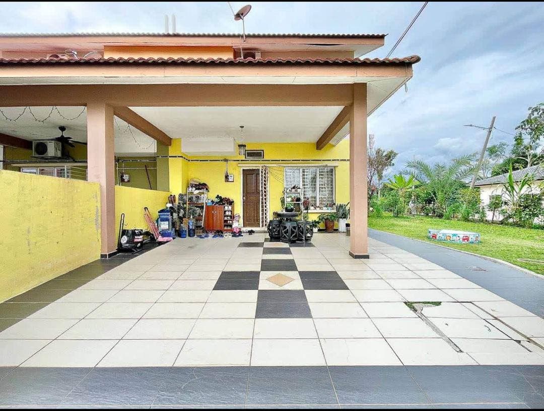 Corner Lot Double Storey Terrace Below Market Value Salak Tinggi - Image 1