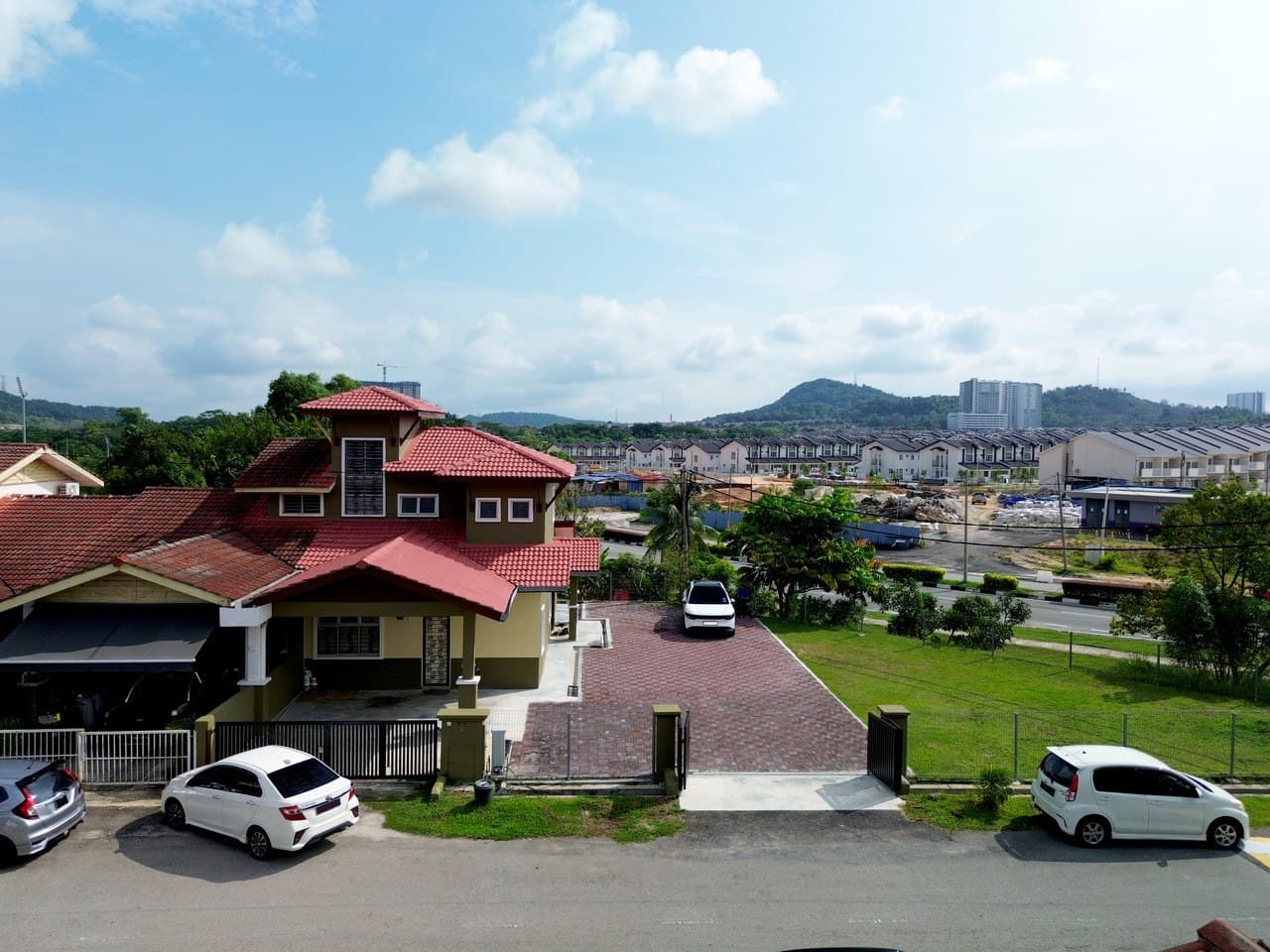 Renovated Corner Lot 1.5-Storey Terrace Taman Ixora, Salak Tinggi, Sepang - Image 1