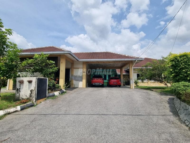 Single Storey Bungalow 6 Rooms Salak Mulia, Salak Tinggi - Image 1