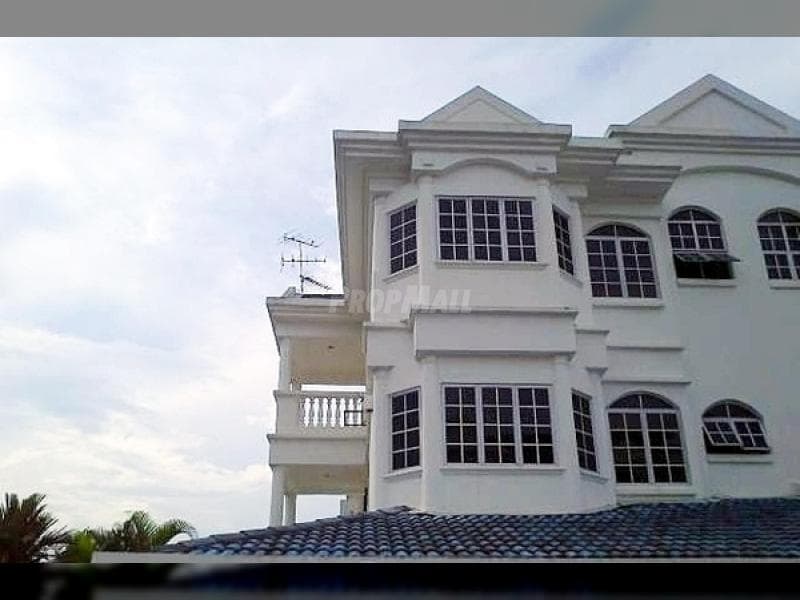 Bayan Hill, Puchong 2.5 Storey Terrace House For Sale - Image 1