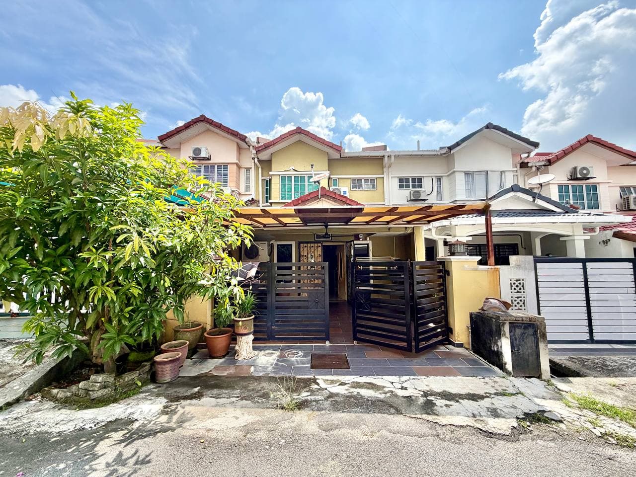 Fully Renovated Double Storey Terrace Taman Dato Demang, Seri Kembangan - Image 1