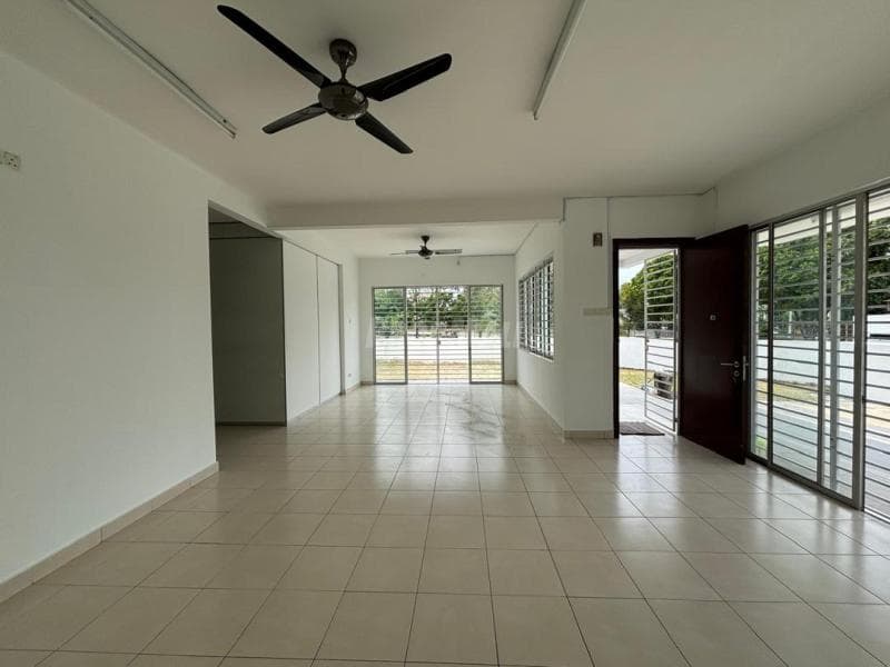 Oleander Bandar Seri Coalfields, Sungai Buloh 2 Storey Corner with Huge Land - Image 1