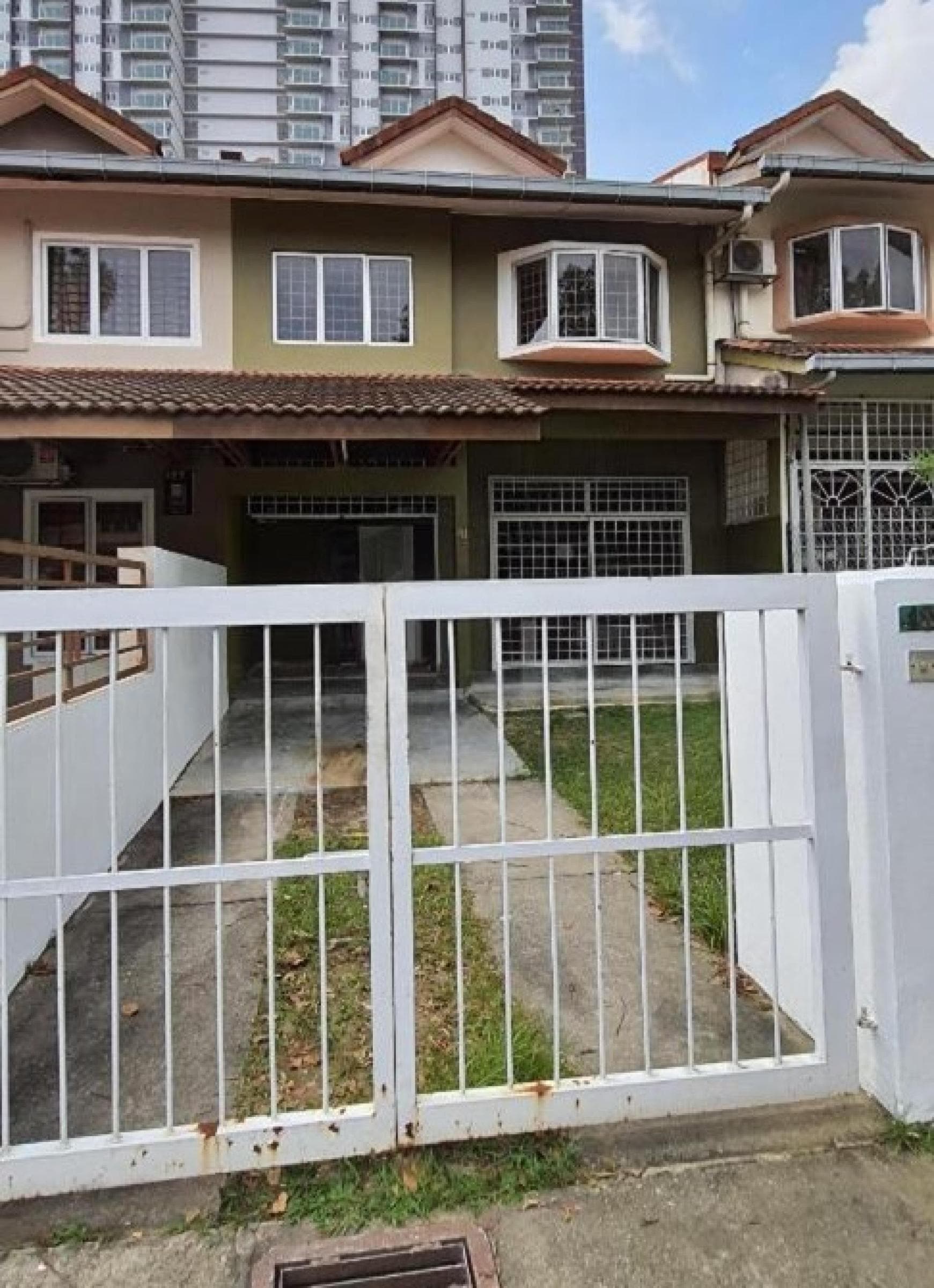 2.5 Double Storey Terrace Jalan Putra Permai, Taman Equine - Image 1