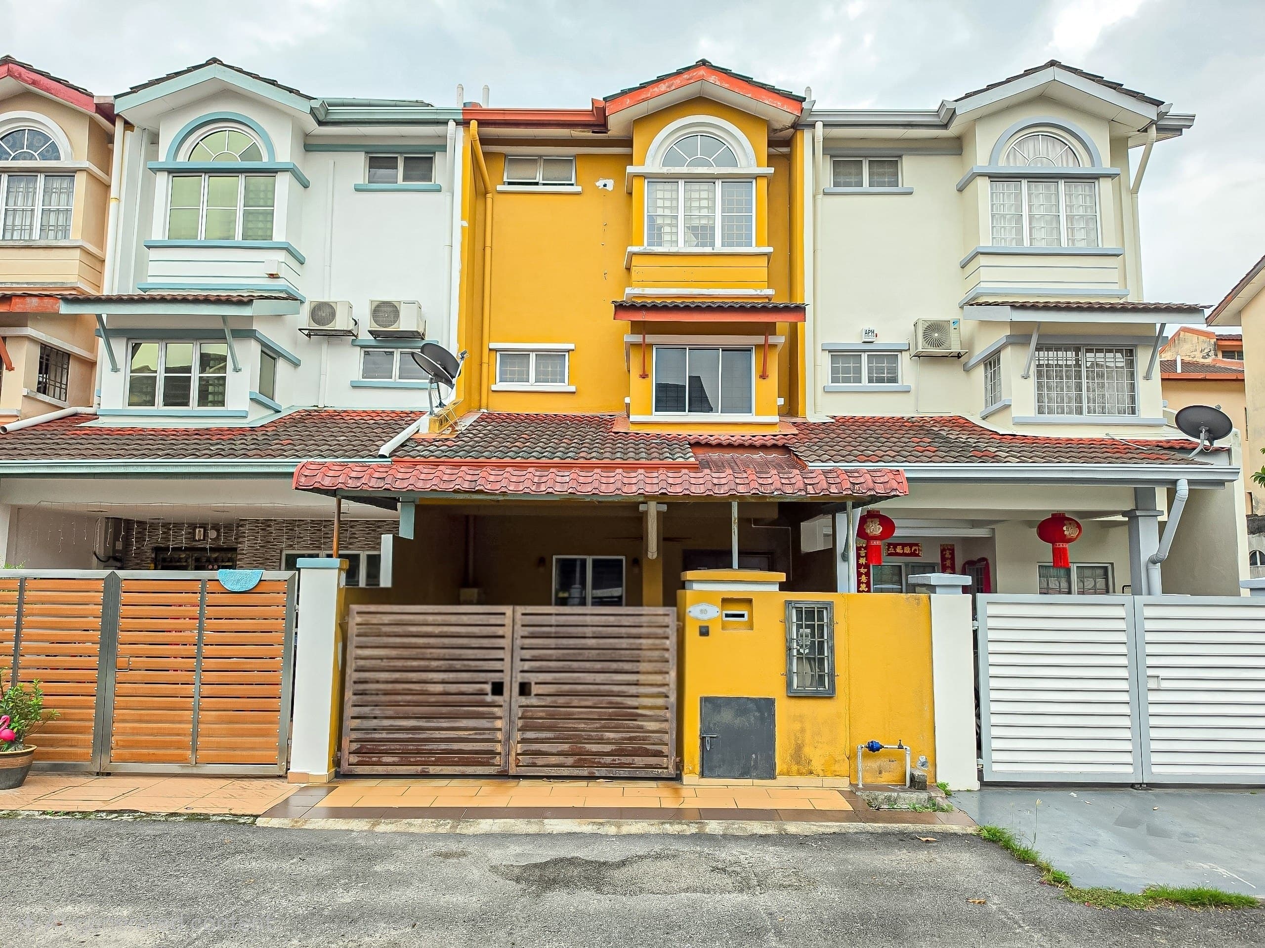 3-Storey Terrace Jalan Uranus Subang Bestari, Seksyen U5 Shah Alam - Image 1