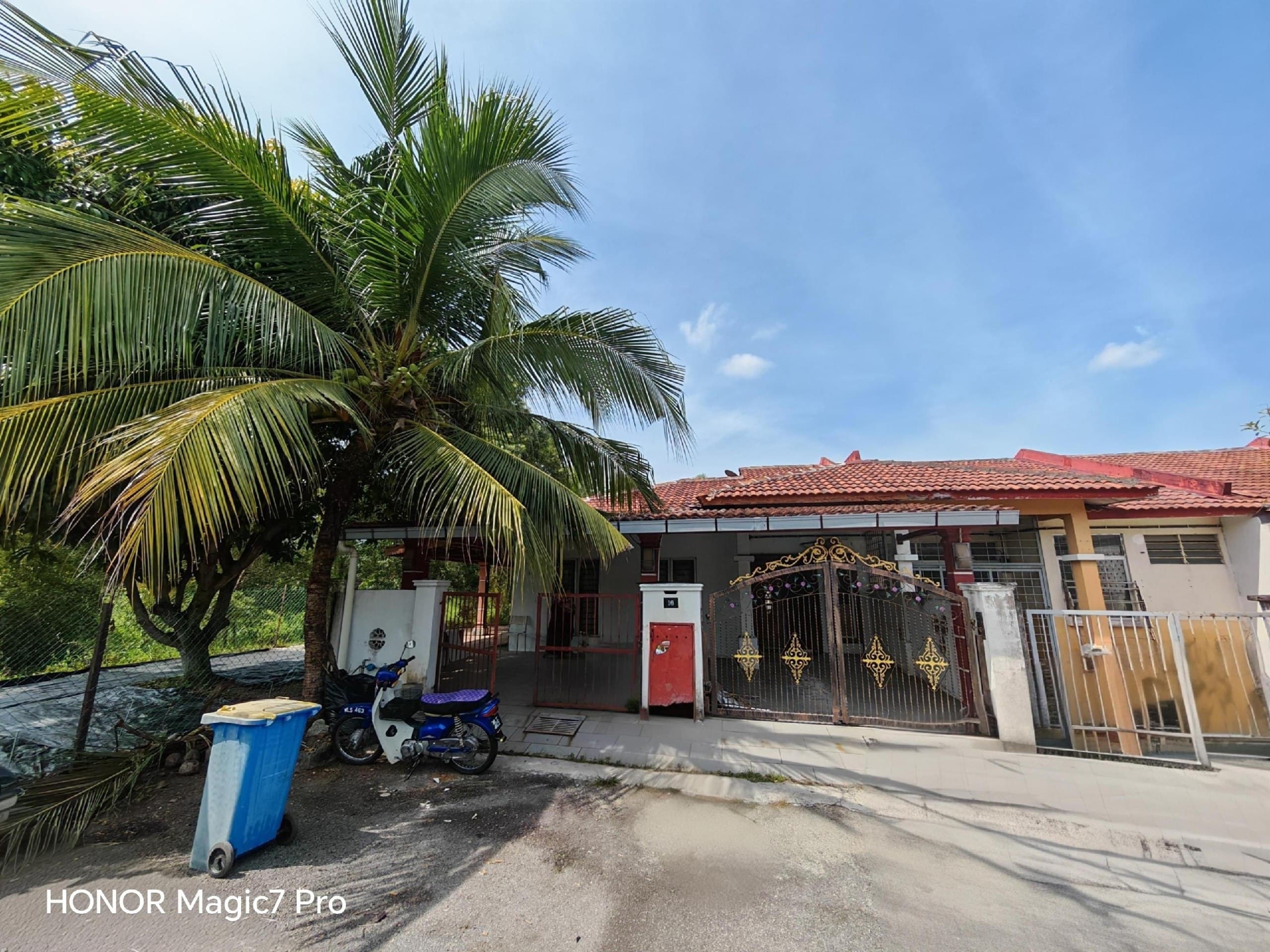 Corner Lot Single Storey Bandar Saujana Putra, Renovated with Approval