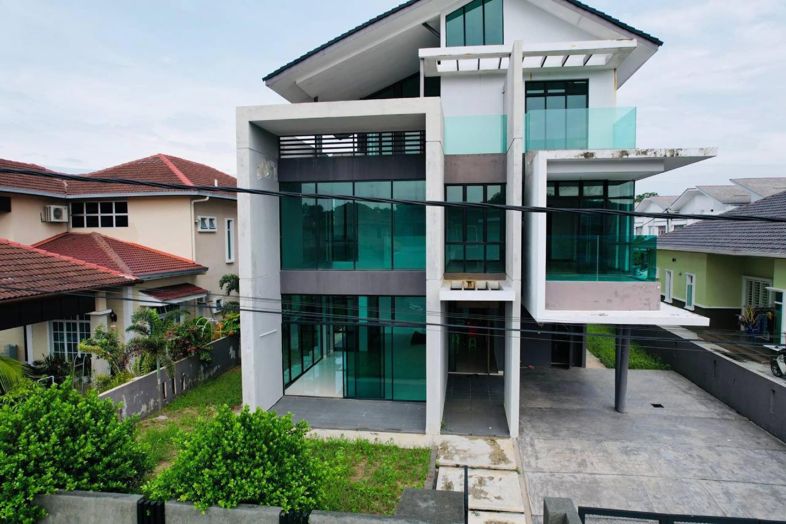 New Modern 2.5 Storey Bungalow, Taman Universiti Bangi Near GMI and UKM - Image 1
