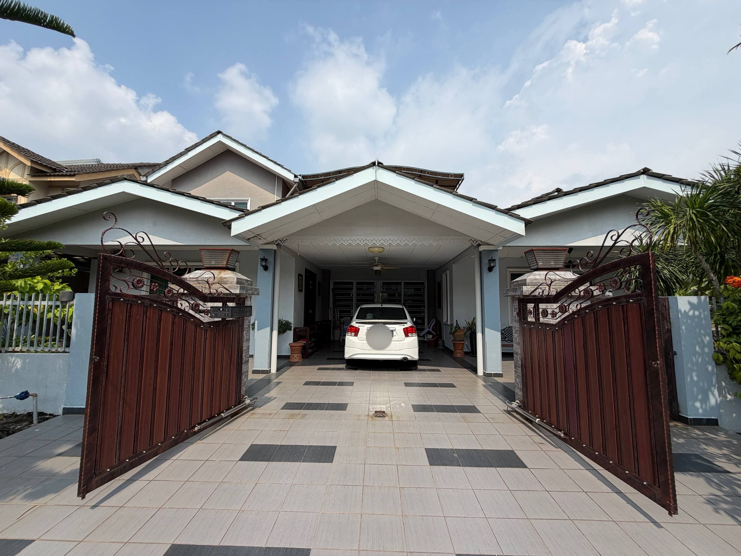 Corner Lot Renovated Extended 2 Storey Terrace Gugusan Alam, Puncak Alam Fasa 2 - Image 1