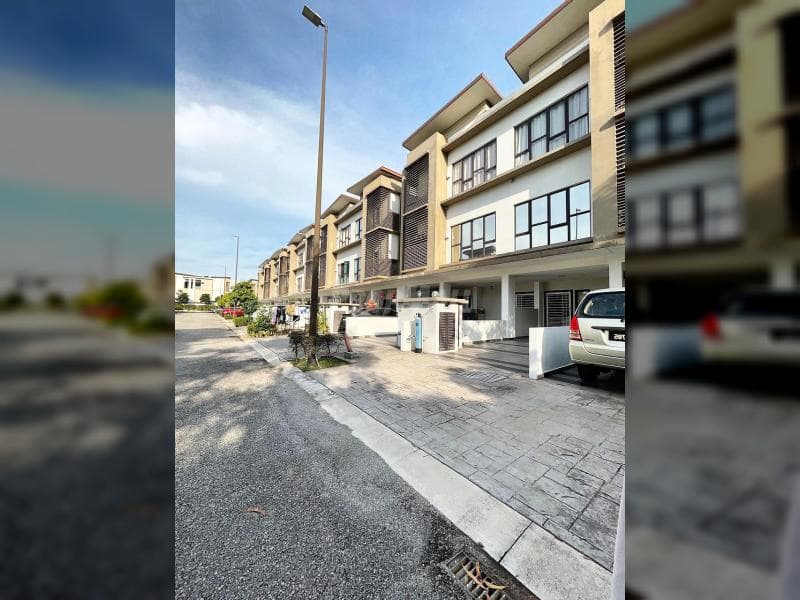 End Lot NDira Townhouse, 16 Sierra Puchong