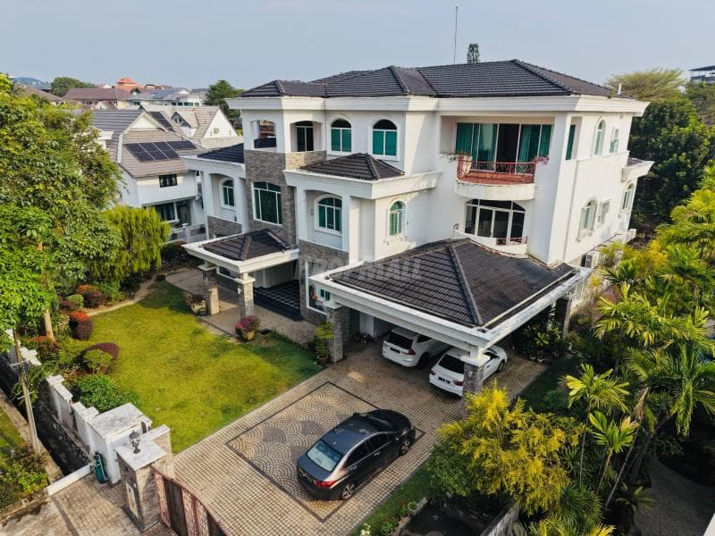 Exclusive Hilltop 3 Storey Bungalow With Lift Subang Hills SS19 - Image 1