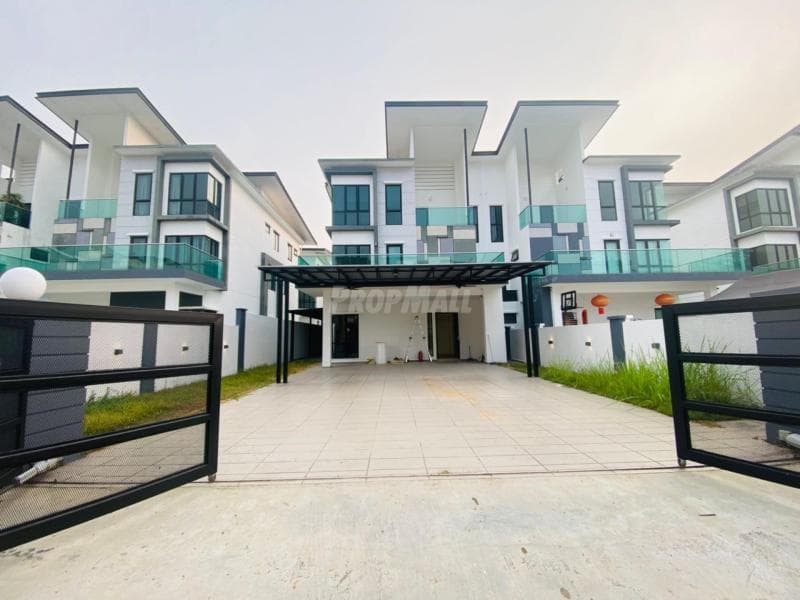 Triple Storey Semi-D House Taman Villa Perdana Kajang Partially Furnished