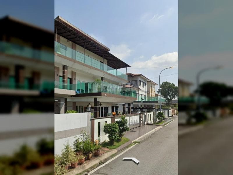 3 Storey End Lot Semi-D House In Klang Town Near Kong Hoe Chinese Primary