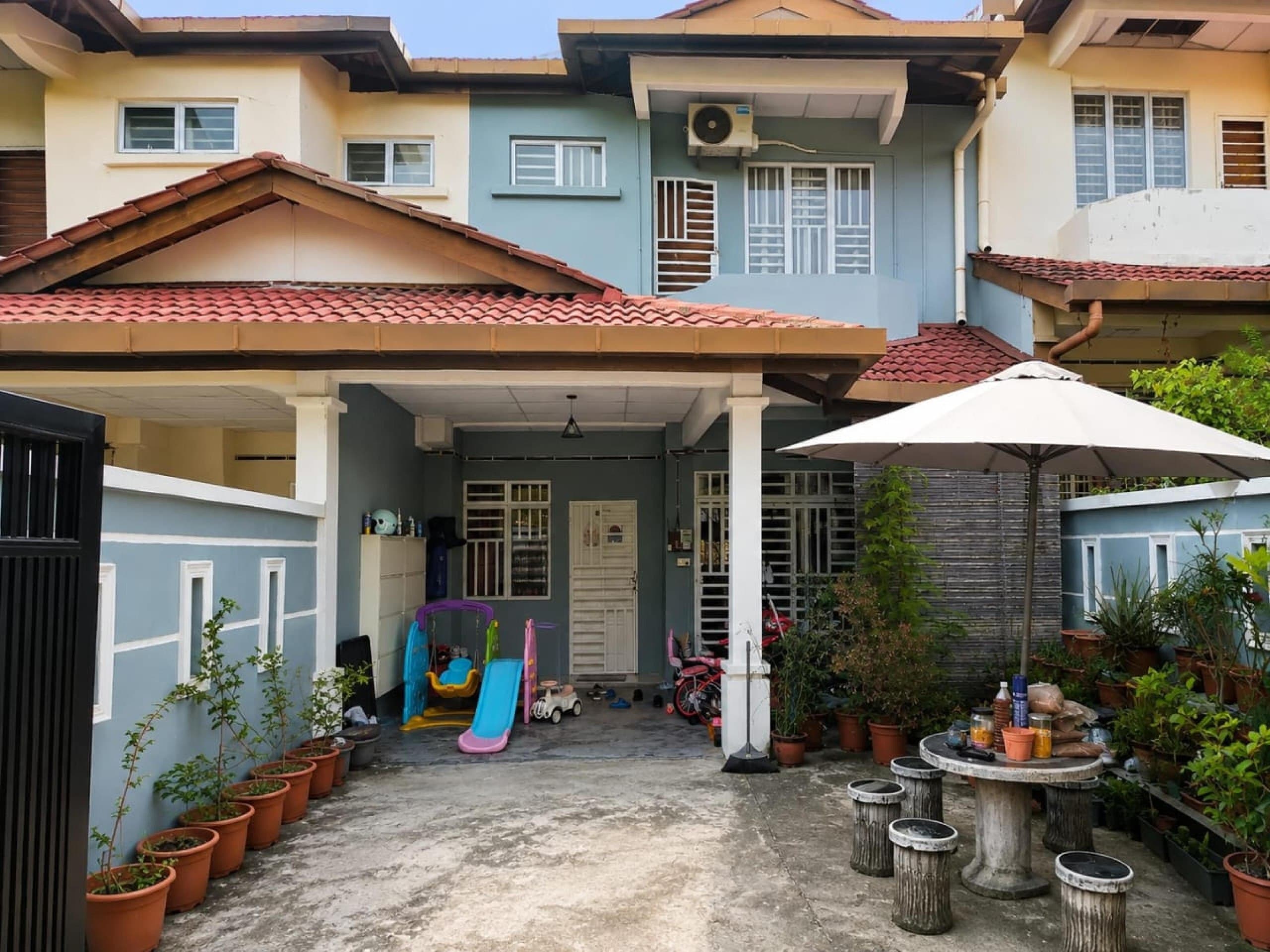 Fully Furnished Renovated Non Bumi Facing Surau Taman Salak Perdana - Image 1