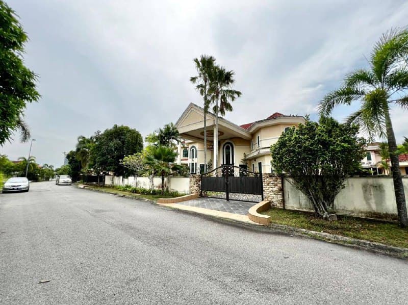 Exclusive Bungalow Double Storey Corner Lot Kota Warisan Sepang - Image 1